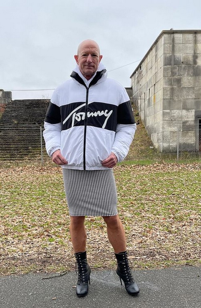 Mark mengatakan bahwa satu-satunya momen dia tidak mengenakan sepatu berhak tinggi hanya saat bermain bola saja. Lebih dari 50% isi lemari Mark didominasi pakaian perempuan. Foto: dok. Instagram/@markbryan911