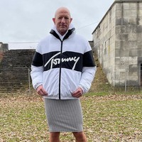 Mark mengatakan bahwa satu-satunya momen dia tidak mengenakan sepatu berhak tinggi hanya saat bermain bola saja. Lebih dari 50% isi lemari Mark didominasi pakaian perempuan. Foto: dok. Instagram/@markbryan911