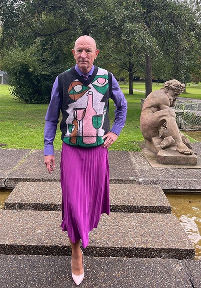 Mark mengaku suka mengenakan high heels sejak kuliah. Dia mengaku terinspirasi dari personel band Kiss yang suka menggunakan high heels. Foto: dok. Instagram/@markbryan911