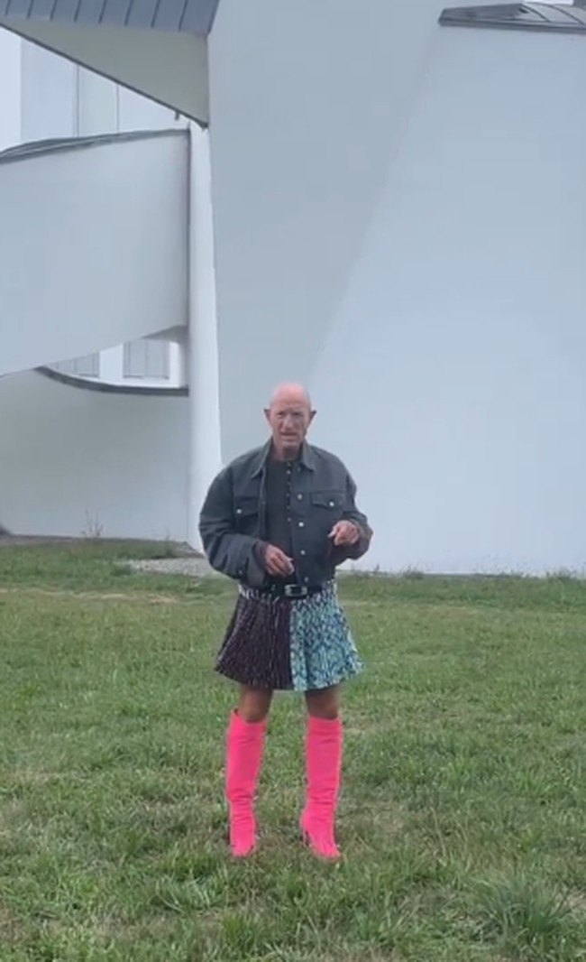 Pakai high-boots ala Ariana Grande pun dilakoni Mark. Warna sepatu yang dipilihnya pun tampak gonjreng, namun Mark terlihat percaya diri. Foto: dok. Instagram/@markbryan911