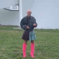 Pakai high-boots ala Ariana Grande pun dilakoni Mark. Warna sepatu yang dipilihnya pun tampak gonjreng, namun Mark terlihat percaya diri. Foto: dok. Instagram/@markbryan911