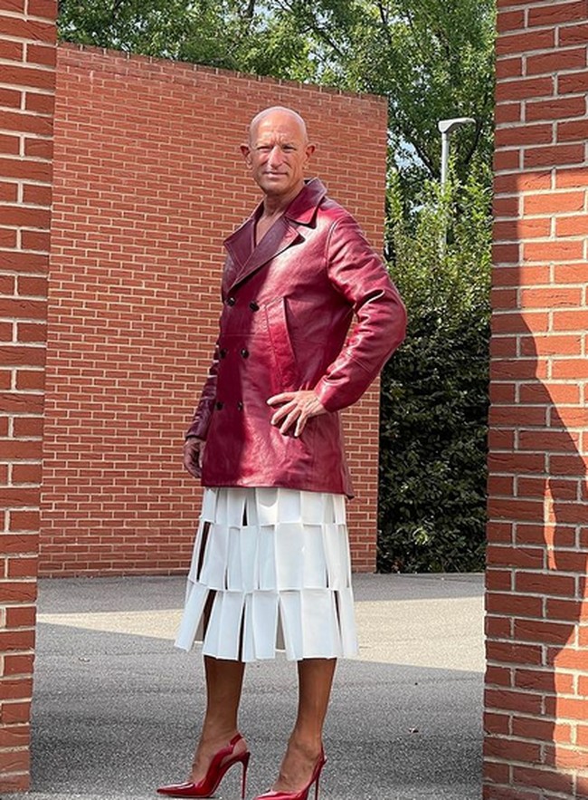 “Aku pria yang straight (bukan gay atau transgender) dan cara berpakaianku tidak ada hubungannya dengan seksualitas. Aku menyukai apa yang aku gunakan,” ungkap Mark, seperti dikutip dari Express. Foto: dok. Instagram/@markbryan911