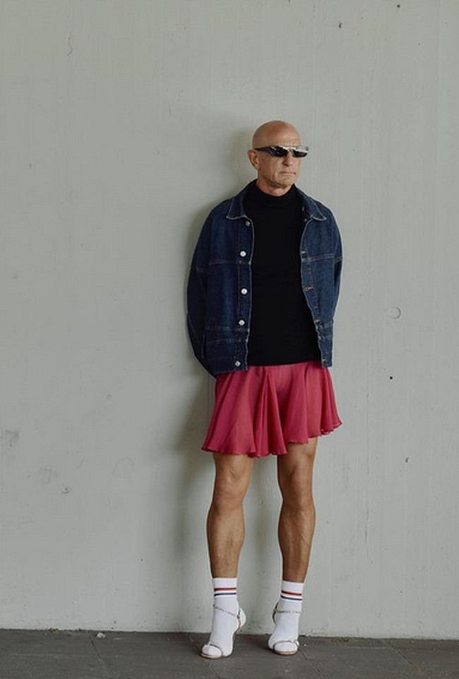 Inilah potret pria tulen dengan gaya fashion nyentriknya. Kemana-mana dia memilih menggunakan rok dan sepatu hak tinggi. Foto: dok. Instagram/@markbryan911