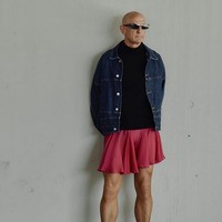 Inilah potret pria tulen dengan gaya fashion nyentriknya. Kemana-mana dia memilih menggunakan rok dan sepatu hak tinggi. Foto: dok. Instagram/@markbryan911