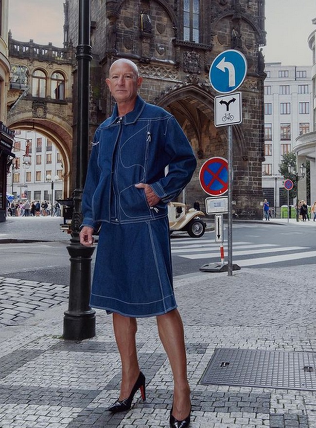 Ayah tiga anak itu bukan transgender atau cosplayer. Mark menyebut dirinya sebagai heteroseksual. Dan pria 63 tahun itu adalah pria tulen dan beristri. Foto: dok. Instagram/@markbryan911