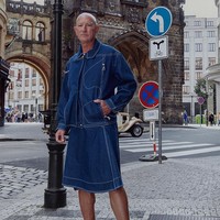 Ayah tiga anak itu bukan transgender atau cosplayer. Mark menyebut dirinya sebagai heteroseksual. Dan pria 63 tahun itu adalah pria tulen dan beristri. Foto: dok. Instagram/@markbryan911