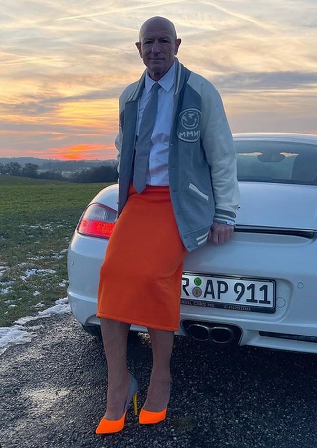 Tidak jarang Mark menyamakan warna rok dan high heels-nya. Seperti penampilannya ini dengan rok oranye yang senada dengan warna high heels-nya. Foto: dok. Instagram/@markbryan911