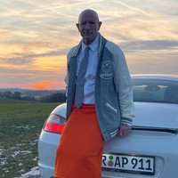 Tidak jarang Mark menyamakan warna rok dan high heels-nya. Seperti penampilannya ini dengan rok oranye yang senada dengan warna high heels-nya. Foto: dok. Instagram/@markbryan911