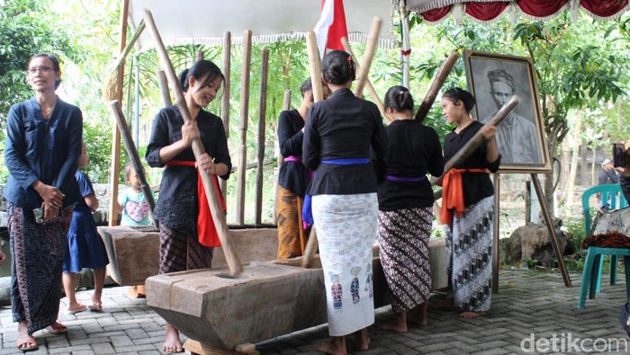 Masyarakat Sedulur Sikep di Blora menggelar tradisi Lesungan, Rabu (15/3/2023).