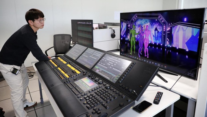 Mengenal MAVE, Girlband Metaverse Pertama dari Korea Selatan Footages of virtual girl group MAVE is played at the control room of MBC in Seoul, South Korea, February 28, 2023. REUTERS/Kim Soo-hyeon
