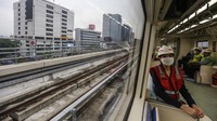 Petugas dan para undangan mencoba kereta Light Rail Transit (LRT) dari Stasiun LRT Ciliwung ke Stasiun LRT Dukuh Atas saat LRT Experience.