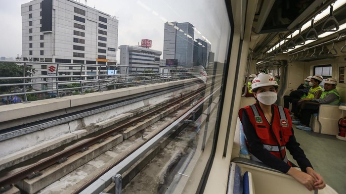 Menjajal Kereta LRT Jabodebek Experience Tanpa Masinis Direktur Utama Adhi Karya, Entus Asnawi Mukhson (kanan) berbincang dengan petugas saat mencoba kereta Light Rail Transit (LRT) dari Stasiun LRT Ciliwung ke Stasiun LRT Dukuh Atas pada LRT Experience di Jakarta, Rabu (15/3/2023). Kegiatan LRT Jakarta-Bogor-Depok-Bekasi (Jabodebek) Experience tersebut sebagai rangkaian kegiatan uji coba 16 kereta dengan berisi 6 gerbong yang dijalankan secara otomatis sebelum resmi beroperasi pada Juli 2023. ANTARA FOTO/Asprilla Dwi Adha/nym.