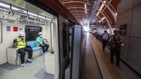 Petugas dan para undangan mencoba kereta Light Rail Transit (LRT) dari Stasiun LRT Ciliwung ke Stasiun LRT Dukuh Atas saat LRT Experience.