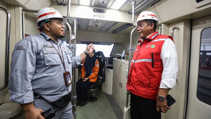 Menjajal Kereta LRT Jabodebek Experience Tanpa Masinis Direktur Utama Adhi Karya, Entus Asnawi Mukhson (kanan) berbincang dengan petugas saat mencoba kereta Light Rail Transit (LRT) dari Stasiun LRT Ciliwung ke Stasiun LRT Dukuh Atas pada LRT Experience di Jakarta, Rabu (15/3/2023). Kegiatan LRT Jakarta-Bogor-Depok-Bekasi (Jabodebek) Experience tersebut sebagai rangkaian kegiatan uji coba 16 kereta dengan berisi 6 gerbong yang dijalankan secara otomatis sebelum resmi beroperasi pada Juli 2023. ANTARA FOTO/Asprilla Dwi Adha/nym.