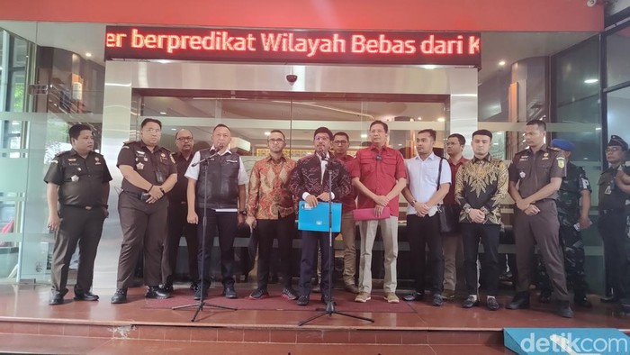 Menkominfo Johnny G. Plate usai diperiksa Kejagung pada hari ini Rabu (15/3/2023).