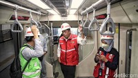 Direktur Utama Adhi Karya, Entus Asnawi Mukhson (kanan) berbincang dengan petugas saat mencoba kereta Light Rail Transit (LRT) dari Stasiun LRT Ciliwung ke Stasiun LRT Dukuh Atas pada LRT Experience di Jakarta, Rabu (15/3/2023).
