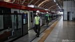 Merasakan Sensasi Naik LRT Jabodebek Tanpa Masinis