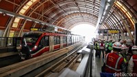 LRT Jabodebek berhenti di setiap stasiun dengan waktu berhenti sesuai dengan yang sudah ditentukan.