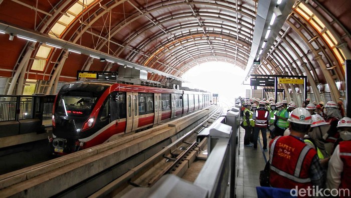 Merasakan Sensasi Naik LRT Jabodebek Tanpa Masinis Sejumlah tamu undangan mengikuti kegiatan LRT Jabodebek Experience. Begini rasanya naik kereta tanpa masinis.