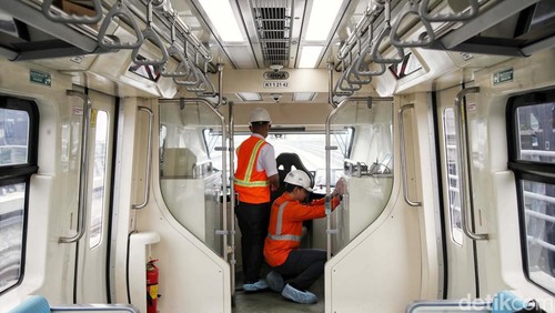 Sejumlah tamu undangan mengikuti kegiatan LRT Jabodebek Experience. Begini rasanya naik kereta tanpa masinis.