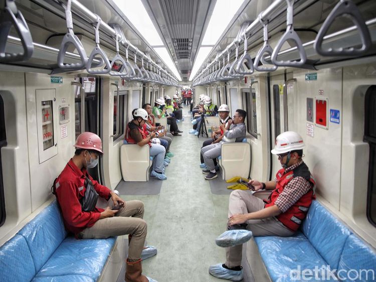 Merasakan Sensasi Naik LRT Jabodebek Tanpa Masinis