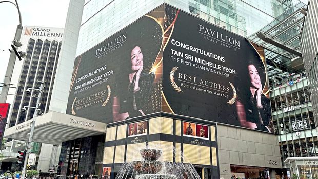 Billboard Michelle Yeoh usai menang Oscar 2023.