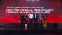 (Ki-ka) President Director PT Bank DBS Indonesia Lim Chu Chong, Group Head of Institutional Banking DBS Bank Tan Su Shan, Menteri Koordinator Bidang Kemaritiman dan Investasi Indonesia Luhut Binsar Panjaitan, Director of Institutional Banking Group PT Bank DBS Indonesia Kunardy Lie, Ekonom dan Mantan Menteri Keuangan Republik Indonesia Muhamad Chatib Basri, dan Chief Economist and Managing Director DBS Bank Taimur Baig menghadiri acara DBS Asian Insights Forum 2023 di Jakarta, Rabu (15/3/2023). 