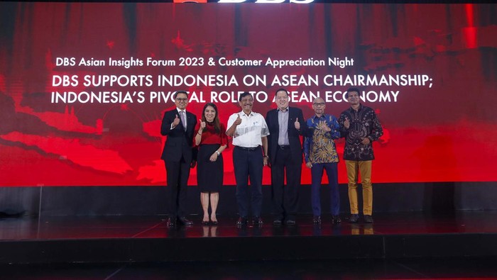 Momen Luhut Bahas Keputusan Impor KRL Bekas (Ki-ka) President Director PT Bank DBS Indonesia Lim Chu Chong, Group Head of Institutional Banking DBS Bank Tan Su Shan, Menteri Koordinator Bidang Kemaritiman dan Investasi Indonesia Luhut Binsar Panjaitan, Director of Institutional Banking Group PT Bank DBS Indonesia Kunardy Lie, Ekonom dan Mantan Menteri Keuangan Republik Indonesia Muhamad Chatib Basri, dan Chief Economist and Managing Director DBS Bank Taimur Baig menghadiri acara DBS Asian Insights Forum 2023 di Jakarta, Rabu (15/3/2023).