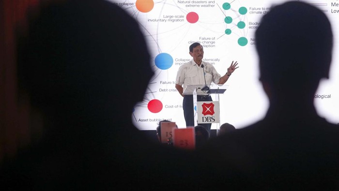 Momen Luhut Bahas Keputusan Impor KRL Bekas (Ki-ka) President Director PT Bank DBS Indonesia Lim Chu Chong, Group Head of Institutional Banking DBS Bank Tan Su Shan, Menteri Koordinator Bidang Kemaritiman dan Investasi Indonesia Luhut Binsar Panjaitan, Director of Institutional Banking Group PT Bank DBS Indonesia Kunardy Lie, Ekonom dan Mantan Menteri Keuangan Republik Indonesia Muhamad Chatib Basri, dan Chief Economist and Managing Director DBS Bank Taimur Baig menghadiri acara DBS Asian Insights Forum 2023 di Jakarta, Rabu (15/3/2023).