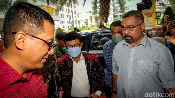 Menkominfo Johnny G Plate memenuhi panggilan Kejaksaan Agung (Kejagung). Dia diperiksa terkait kasus dugaan korupsi penyediaan BTS 4G dan Bakti Kominfo 2020-2022.