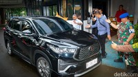 Pantauan detikcom di Kejaksaan Agung, Kebayoran Baru, Jakarta Selatan, Rabu (15/3/2023), Johnny G Plate tiba sekitar pukul 08.45 WIB. Dia datang menggunakan mobil Kijang Innova hitam dengan nopol B-86-ALI.