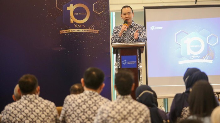 President Sampoerna University Dr. Marshall Schott  saat memberikan pemaparan dalam acara Dies Natalis ke 10 di Sampoerna University, Jakarta, Kamis (15/3/2023).