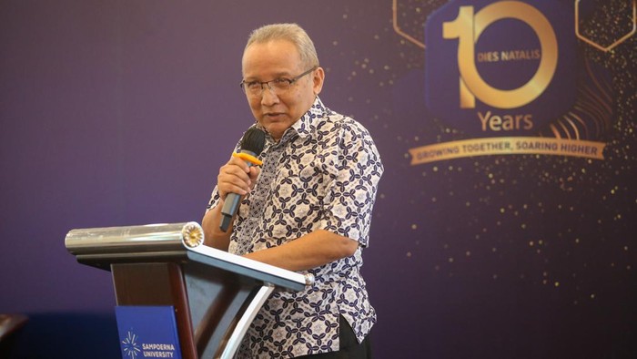 President Sampoerna University Dr. Marshall Schott  saat memberikan pemaparan dalam acara Dies Natalis ke 10 di Sampoerna University, Jakarta, Kamis (15/3/2023).