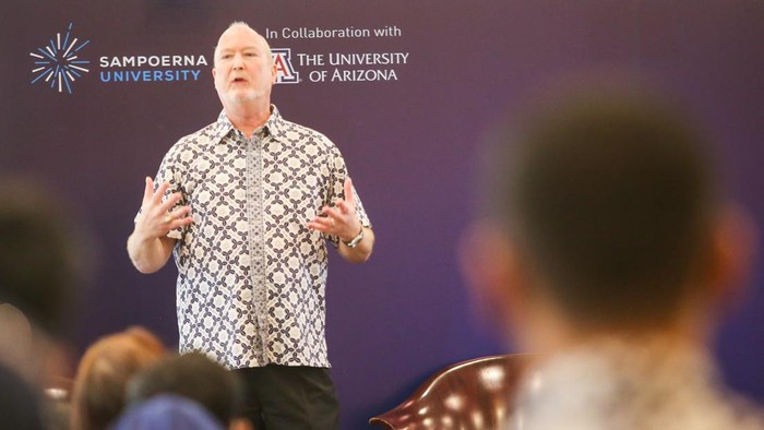 Momen Sampoerna University Rayakan Dies Natalis Ke-10 President Sampoerna University Dr. Marshall Schott Β saat memberikan pemaparan dalam acara Dies Natalis ke 10 di Sampoerna University, Jakarta, Kamis (15/3/2023).