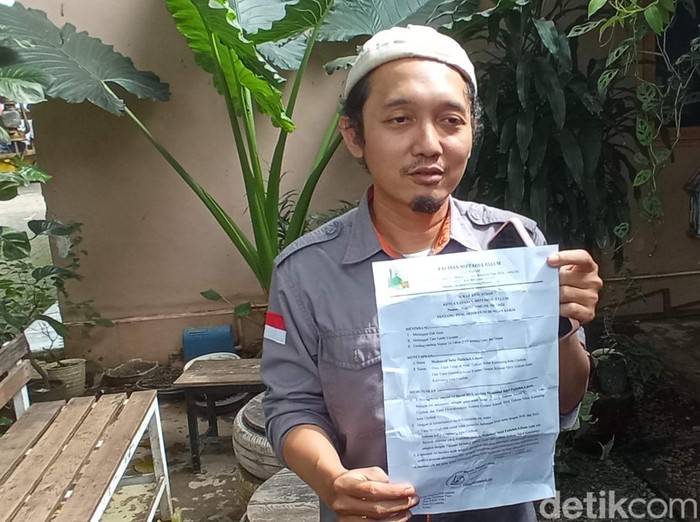 Muhammad Sabil, guru di Cirebon yang dipecat usai kritik Ridwan Kamil