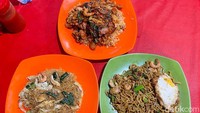 Ini 3 macam menu yang kami pesan. Ada nasi goreng gila, bihun goreng seafood, dan mie goreng ayam. Foto: Detikcom / Atiqa Rana