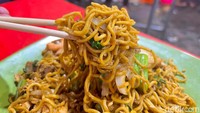Mie gorengnya memang dimasak dengan wajan dan api besar dengan durasi cepat. Tetapi tekstur mienya masih cukup kenyal loh. Mau coba? Foto: Detikcom / Atiqa Rana