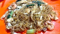 Jika tidak mau makan nasi, bisa coba pesan bihun goreng seafood mereka. Bihunnya tidak begitu berminyak, dengan tambahan topping seperti bakso ikan dan udang. Foto: Detikcom / Atiqa Rana