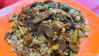 Salah satu yang tidak boleh terlewatkan yaitu nasi goreng gilanya. Nasi goreng ini dimasak dengan aneka topping berbumbu medok. Toppingnya dimasak dengan saus mirip BBQ. Foto: Detikcom / Atiqa Rana