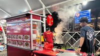Mereka menjual nasi goreng dan aneka masakan China lainnya dengan gerobak merah sebagai ciri khasnya. Foto: Detikcom / Atiqa Rana