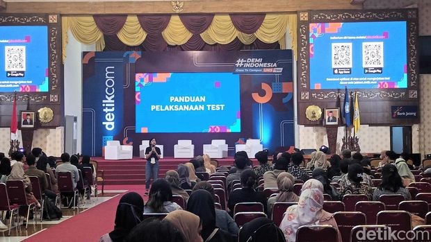 Para pelamar di #DemiIndonesia Siap Kerja UNS mengikuti ujian psikotes, Rabu (15/3/2023).