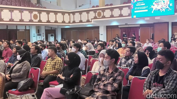 Para pelamar di #DemiIndonesia Siap Kerja UNS mengikuti ujian psikotes, Rabu (15/3/2023).