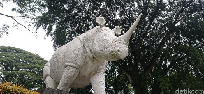 Patung badak di Taman Balai Kota Bandung