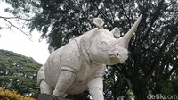 Haryoto Kunto dalam bukunya Wajah Bandoeng Tempo Doeloe (Granesia: 1984) berkelakar dalam tulisannya tentang patung badak putih tersebut.