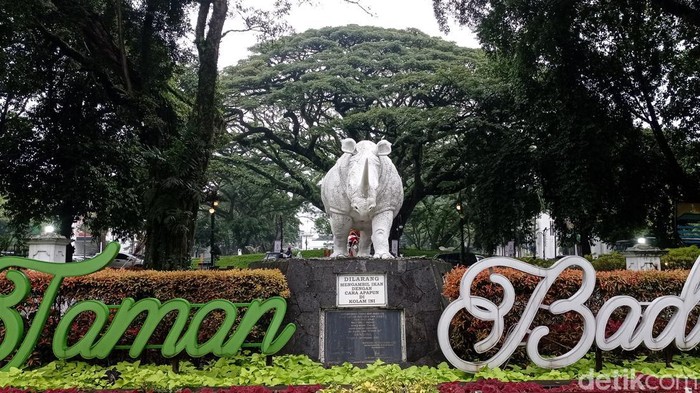 Patung badak di Taman Balai Kota Bandung