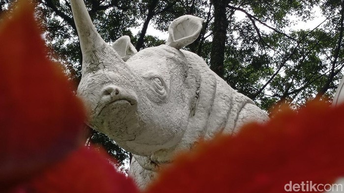 Patung badak di Taman Balai Kota Bandung Patung badak di Taman Balai Kota Bandung