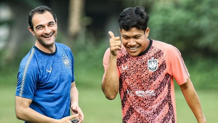 Pelatih PSIS Gilbert Agius (kiri) bersama Wahyu Prasetyo (kanan).