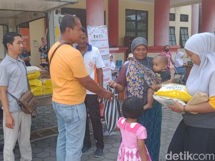 Pemkab Klaten dan Bulog menjual sembako murah di Kecamatan Kemalang. Foto diunggah Rabu (15/3/2023).