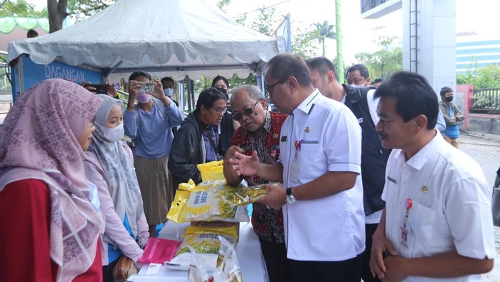 Pemkot Semarang melakukan operasi pasar.