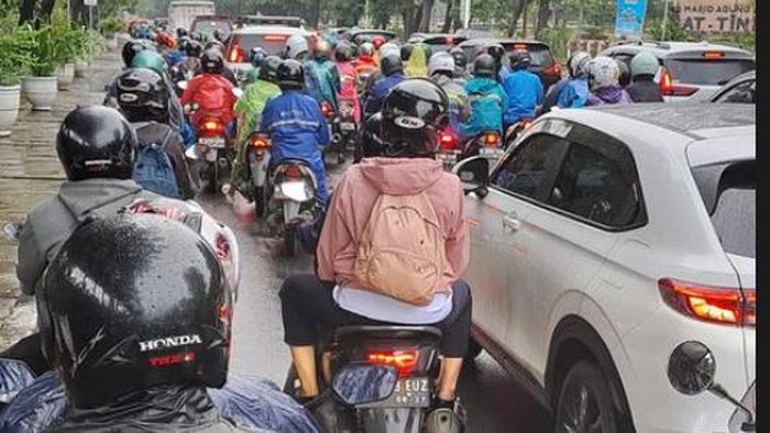 Penampakan kemacetan di sekitar Taman Mini
